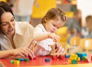 ¿Quién debe cuidar al bebé en ausencia de los padres?