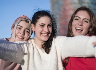 Mi hija se ríe mucho, ¿es normal? Beneficios de la risa en la adolescencia risa en la adolescencia
