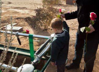 Cómo tratar a los niños afectados por suicidio suicidio
