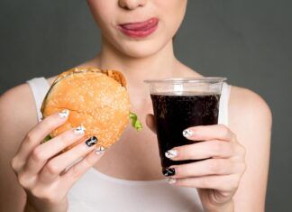 ¿Pueden los alimentos ultraprocesados influir en la salud mental? alimentos ultraprocesados salud mental