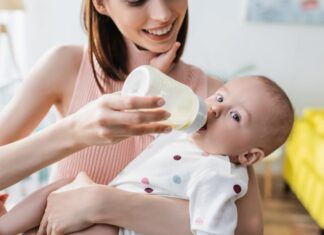 Leches de crecimiento: leches que nutren, niños que crecen madre alimentando a bebé con leches de crecimiento