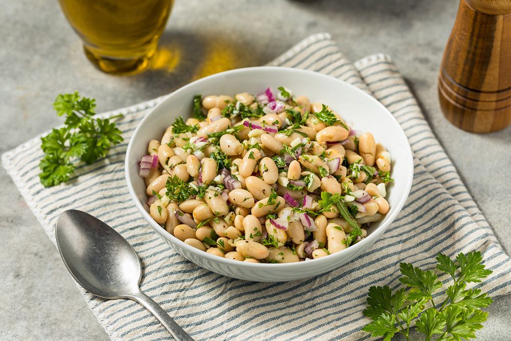 Ensalada fresca de judías blancas aliada para la salud cardiovascular
