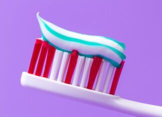 Ingredientes de origen animal en cosmética cepillo con pasta de dientes