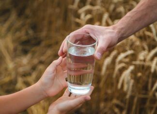 Un verano sin sobresaltos cuidando la digestión vaso de agua