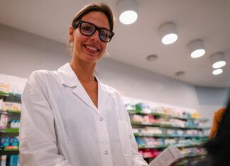 Farmacéuticos proponen crear una especialidad en farmacia comunitaria Farmacia comunitaria