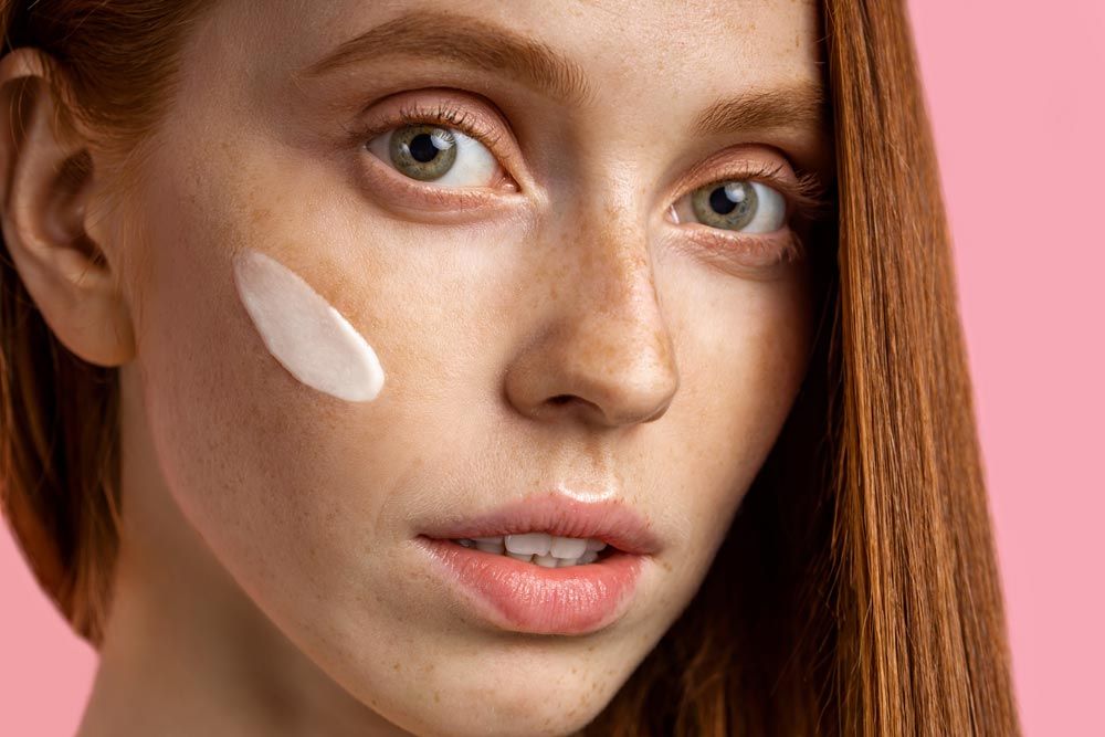 mujer con crema en la cara