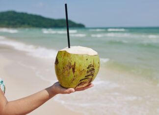 Recupera tus electrolitos después del ejercicio sin caer en el azúcar agua de coco rica en electrolitos