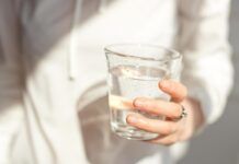 Más que agua: cómo hidratarse bien para rendir en la vuelta a clases y trabajo ¿Cómo hidratarse bien?