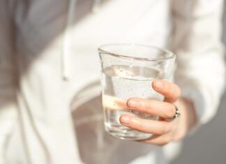 Más que agua: cómo hidratarse bien para rendir en la vuelta a clases y trabajo ¿Cómo hidratarse bien?