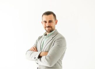 Carlos Llamas (WeBotanix): «Estamos expuestos a un ritmo de vida que nos pasa factura» Carlos Llamas fundador y CEO de WeBotanix