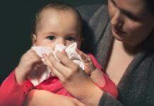 Hipo, estornudos y otros gestos normales de los bebés hipo en bebés