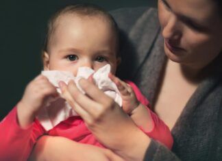 Hipo, estornudos y otros gestos normales de los bebés hipo en bebés