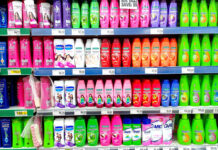 Comparando acondicionadores de pelo Hair care products sold in a grocery store