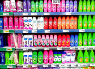 Comparando acondicionadores de pelo Hair care products sold in a grocery store
