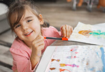 Sinequias vulvares: qué son y cuándo tratarlas Joyful child engaged in colorful art project at home