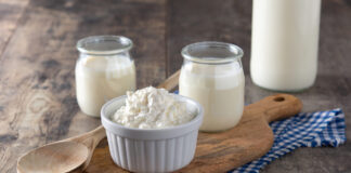 Hagamos kéfir: fácil, sano y natural Milk kefir grains on wooden table