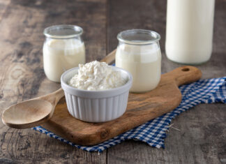 Hagamos kéfir: fácil, sano y natural Milk kefir grains on wooden table