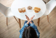 ¿Puede el ayuno intermitente ayudar a perder peso? No carbs. A woman refusing to eat bread, buns and cookies