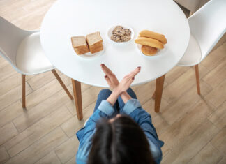 ¿Puede el ayuno intermitente ayudar a perder peso? No carbs. A woman refusing to eat bread, buns and cookies
