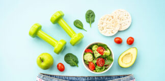 Desmontando mitos sobre el metabolismo a partir de los 40 Diet food, healthy lifestyle and fitness background on blue.