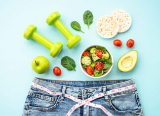 Desmontando mitos sobre el metabolismo a partir de los 40 Diet food, healthy lifestyle and fitness background on blue.