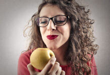 Qué es la microbiota y cómo cuidarla para proteger la salud íntima Eating an apple