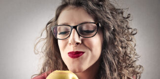 Qué es la microbiota y cómo cuidarla para proteger la salud íntima Eating an apple