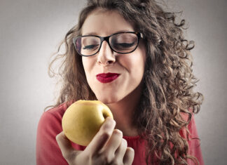 Qué es la microbiota y cómo cuidarla para proteger la salud íntima Eating an apple