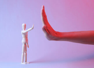 Más de 14.000 farmacias en España detectan casos de violencia de género High-five female hand and puppet in red blue neon light
