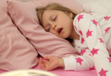 Mi hijo ronca cuando duerme, ¿es preocupante? Little girl snoring