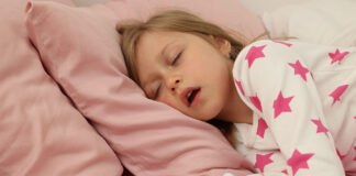 Mi hijo ronca cuando duerme, ¿es preocupante? Little girl snoring