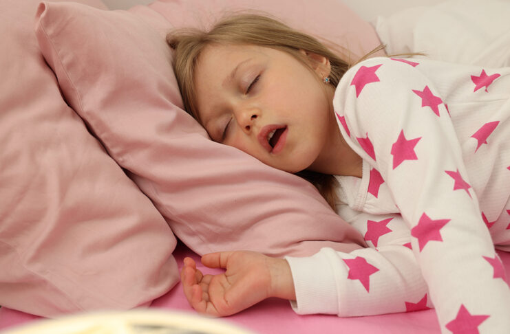 Mi hijo ronca cuando duerme, ¿es preocupante? Little girl snoring