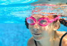 Cuidado ocular: más allá de la zanahoria Child swims in pool underwater, happy active girl in goggles has fun in water, kid sport on family vacation