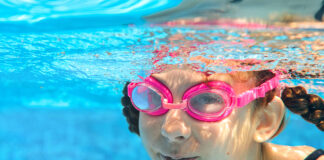Cuidado ocular: más allá de la zanahoria Child swims in pool underwater, happy active girl in goggles has fun in water, kid sport on family vacation