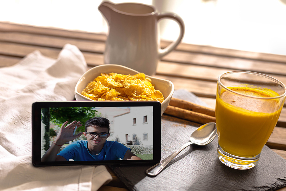 conversando durante el desayuno con cereales y cúrcuma
