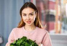El magnesio como mineral esencial para nuestro organismo Smiling girl eating green salad at home