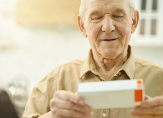 Farmacias de Zaragoza se convierten en escuelas de salud para los vecinos grandpa