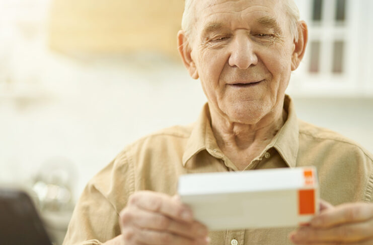 Farmacias de Zaragoza se convierten en escuelas de salud para los vecinos grandpa