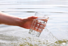 Agua de mar para beber: ¿moda saludable o simple mito? drink water concept with hand and glass in summer