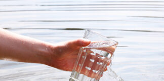 Agua de mar para beber: ¿moda saludable o simple mito? drink water concept with hand and glass in summer