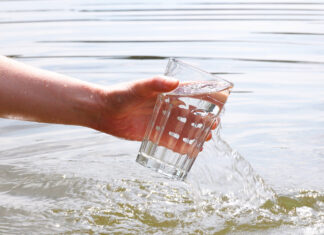 Agua de mar para beber: ¿moda saludable o simple mito? drink water concept with hand and glass in summer