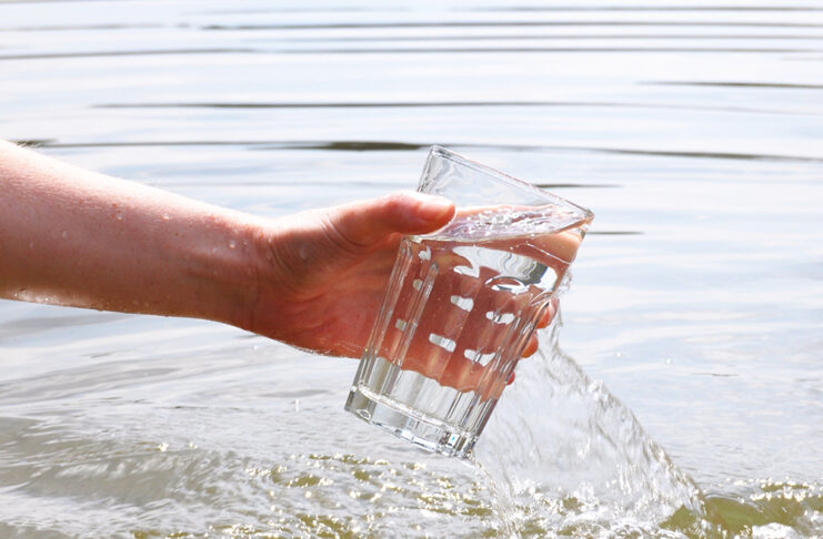 Agua de mar para beber: ¿moda saludable o simple mito? drink water concept with hand and glass in summer