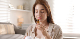Vuelta a la rutina con aceites esenciales: ¿cuál es el mejor para cada momento? Woman with aroma