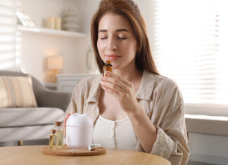 Vuelta a la rutina con aceites esenciales: ¿cuál es el mejor para cada momento? Woman with aroma