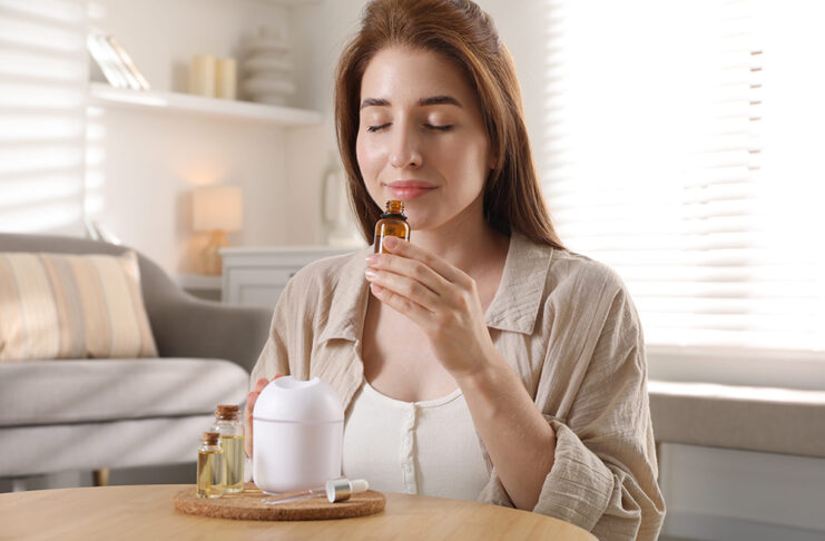 Vuelta a la rutina con aceites esenciales: ¿cuál es el mejor para cada momento? Woman with aroma