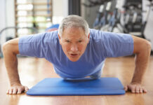 Qué es la creatina, cómo actúa y hacia dónde evoluciona su formulación Senior Man Doing Press Ups In Gym