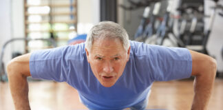 Qué es la creatina, cómo actúa y hacia dónde evoluciona su formulación Senior Man Doing Press Ups In Gym