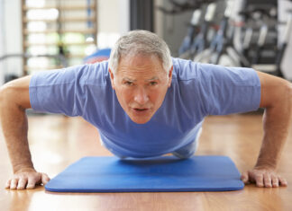 Qué es la creatina, cómo actúa y hacia dónde evoluciona su formulación Senior Man Doing Press Ups In Gym
