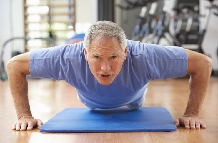 Qué es la creatina, cómo actúa y hacia dónde evoluciona su formulación Senior Man Doing Press Ups In Gym
