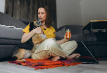 Biohacking: salud, energía y longevidad Mujer con perro